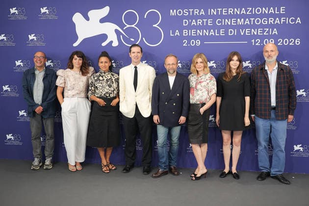 Venice 2026 Un Peu Avant Minuit Photocall NB A guest, Audrey Guatelli, Léonie Simaga, Melvil Poupaud, director Nicolas Pariser, Chiara Mastroianni, Anaïs Demoustier and Emmanuel Agneray attending the Un Peu Avant Minuit Photocall as part of the 83th Venice International Film Festival at the Lido in Venice, Italy on September 10, 2026. Photo by Nasser Berzane ABACAPRESS.COM Venice Italy  Copyright: xBerzanexNasser ABACAx