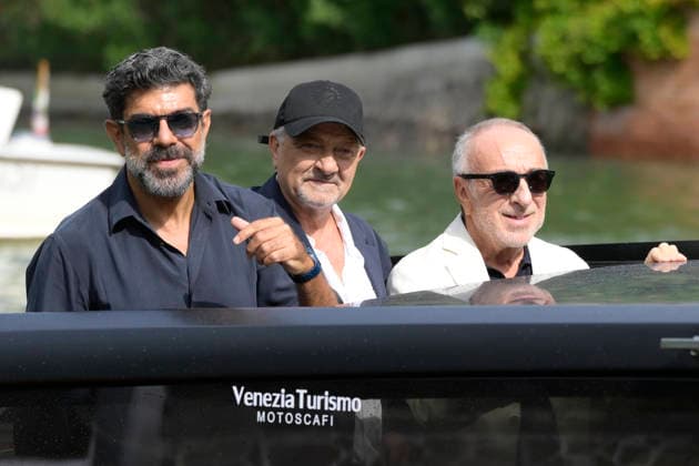 Arrives at Lido dock in Italy - 10 Sep 2026 Piergrancesco Favino (L), Giovanni Veonesi (C) and Silvio Orlando (R) seen at the Hotel Excelsior pier in Lido for 83 Venice Film festival. Venice Lido Italy Copyright: xMarioxCartellix xSOPAxImagesx _DSC2680