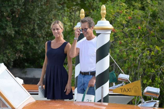 Gloria Tonon und Alessandro Benetton bei der Abrahrt vom Pier des Hotels Excelsior auf der Biennale di Venezia 2026 83. Internationale Filmfestspiele von Venedig. Venedig, 10.09.2026