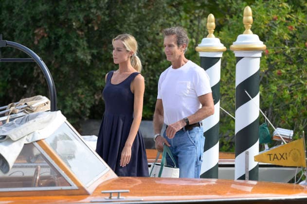 Gloria Tonon und Alessandro Benetton bei der Abrahrt vom Pier des Hotels Excelsior auf der Biennale di Venezia 2026 83. Internationale Filmfestspiele von Venedig. Venedig, 10.09.2026