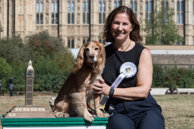 Entertainment Bilder des Tages September 10, 2026, London, England, United Kingdom: Anna McMorrin MP and her working cocker spaniel Cadi, the winners of the 1st place in the Westminster Dog of the Year competition pose in the Victoria Tower Gardens during the Westminster Dog of the Year competition. The event is a celebration of the unique bond between dogs and their owners, and gives parliamentarians the opportunity to highlight the important work that they ve undertaken in Parliament on dog related matters, whilst promoting responsible dog ownership. London United Kingdom  - ZUMAs371 20260910_zip_s371_001 Copyright: xWiktorxSzymanowiczx