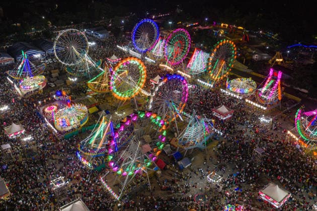 News Bilder des Tages September 10, 2026, Rajkot, Gujarat, India: The Rajkot Lok Mela attracts over a million visitors and features ferris wheels and carnival rides set against the city skyline during the day. At night, the event glows with lights, on September 10, 2026 in Rajkot, Gujarat, India. Rajkot India - ZUMAs263 20260910_zip_s263_032 Copyright: xSaurabhxSirohiyax