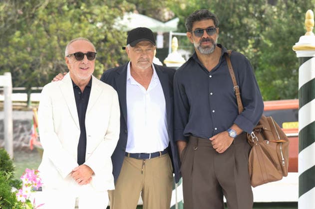 Silvio Orlando, Giovanni Verones und Pierfrancesco Favinoi bei der Ankunft am Pier des Hotels Excelsior auf der Biennale di Venezia 2026 83. Internationale Filmfestspiele von Venedig. Venedig, 10.09.2026