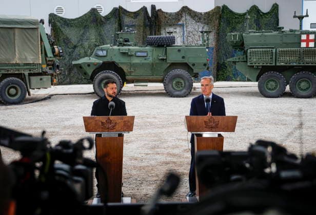 News Bilder des Tages September 10, 2026, Calgary, Ab, CANADA: Prime Minister Mark Carney, right, and Volodymyr Zelenskyy, president of Ukraine, sign agreements in Calgary, Alta., Thursday, Sept. 10, 2026. Calgary CANADA - ZUMAc35_ 20260910_zaf_c35_053 Copyright: xJeffxMcintoshx