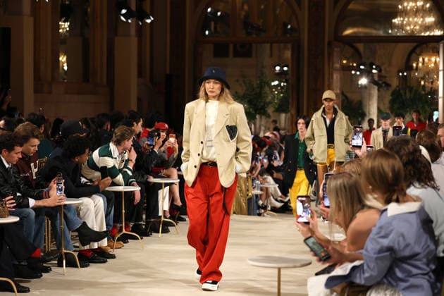 Entertainment Bilder des Tages Model Gigi Hadid is wearing a design by American designer Tommy Hilfiger at Fashion Week at the Plaza Hotel in New York, United States, 10 September 2026. Tommy Hilfiger returns to New York Fashion Week with a show that singer Taylor Swift and her husband, football player Travis Kelce, are rumored to attend, as their dog appears in the brand s campaign. New York Fashion Week kicks off with about 70 runway shows and a ban on animal fur !ACHTUNG: NUR REDAKTIONELLE NUTZUNG!  Copyright: xOctavioxGuzmánx AME6261 20260910-55021364000_1