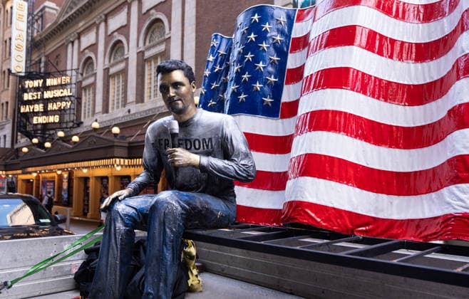 News Bilder des Tages Statue of Charlie Kirk unveiled in New York s Times Square NEW YORK, UNITED STATES - SEPTEMBER 10: A statue of conservative activist Charlie Kirk is temporarily unveiled at the Times Square in New York City, United States, on September 10, 2026. Clashes break out as a march led by Jake Lang moves through Times Square, drawing supporters and protesters. Lokman Vural Elibol Anadolu New York United States. Editorial use only. Please get in touch for any other usage.  Copyright: x2026xAnadoluxLokmanxVuralxElibolx