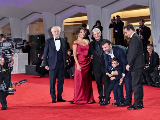 IPA88370418 - Venice, 83rd Venice International Film Festival 2026 - Night 9. Red Carpet for the film *Scherzetto* - Pictured: Leonardo Lidi, Toni Servillo, Serena Rossi, Ippolita Di Majo, Lorenzo Perrotta, Mario Martone, and Gianluca Di Gennaro  Copyright: xSimonexComix xPoolxPhotoxEventsx08x IPA88370418