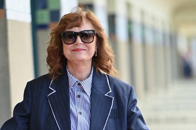 Deauville Susan Sarandon Photocall FC Susan Sarandon poses for the photographers after she unveiled her cabin sign as a tribute for her career along the Promenade des Planches during the 52nd Deauville American Film Festival on September 10, 2026 in Deauville, France. Photo by Franck Castel ABACAPRESS.COM Deauville  Copyright: xCastelxFranck ABACAx