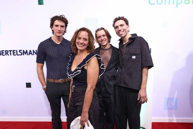 Bertelsmann Party 2026 Kate Kitchenham mit Sohn, Musiker Fredrikund dessen Manager Roter Teppich zur Bertelsmann Party 2026, Berliner Repräsentanz Berlin, Datum: 10.09.2026 Copyright: xEventpress Kratschx