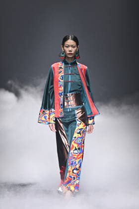 BEIJING, CHINA - SEPTEMBER 10: Models display designs during the Zhu Bingren Jingpai Rongzhuang fashion show at SS2027 Beijing Fashion Week on September 10, 2026 in Beijing, China. The collection features molten copper art and a color system created by designer Zhu Bingren.  Copyright: xChinaxNewsxServicex 111665695008