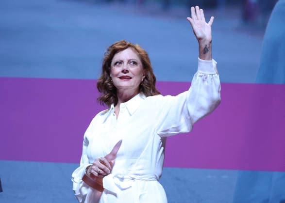 Susan Sarandon receives a Deauville Icon Award on stage during the 52nd Deauville American Film Festival on September 10, 2026. Denis Guignebourg, Bestimage. Susan Sarandon attends the Deauville Icon Award Ceremony at the 52nd Deauville American Film Festival on September 10, 2026, in Deauville, France. Deauville, France  Copyright: xDenisxGuignebourgx xBestimagexDenisxGuignebourgx xBestimagex