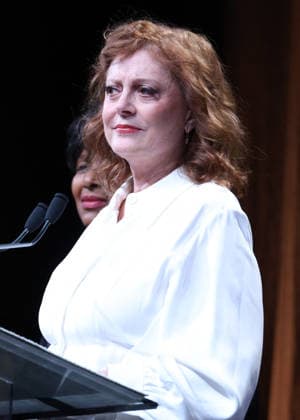 Susan Sarandon receives a Deauville Icon Award on stage during the 52nd Deauville American Film Festival on September 10, 2026. Denis Guignebourg, Bestimage. Susan Sarandon attends the Deauville Icon Award Ceremony at the 52nd Deauville American Film Festival on September 10, 2026, in Deauville, France. Deauville, France  Copyright: xDenisxGuignebourgx xBestimagexDenisxGuignebourgx xBestimagex