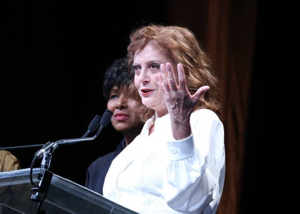 Susan Sarandon receives a Deauville Icon Award on stage during the 52nd Deauville American Film Festival on September 10, 2026. Denis Guignebourg, Bestimage. Susan Sarandon attends the Deauville Icon Award Ceremony at the 52nd Deauville American Film Festival on September 10, 2026, in Deauville, France. Deauville, France  Copyright: xDenisxGuignebourgx xBestimagexDenisxGuignebourgx xBestimagex