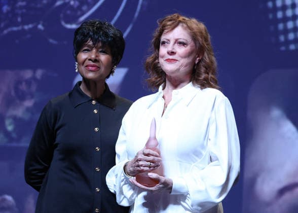 Susan Sarandon receives a Deauville Icon Award from Euzhan Palcy on stage during the 52nd Deauville American Film Festival on September 10, 2026. Denis Guignebourg, Bestimage. Susan Sarandon attends the Deauville Icon Award Ceremony at the 52nd Deauville American Film Festival on September 10, 2026, in Deauville, France. Deauville, France  Copyright: xDenisxGuignebourgx xBestimagexDenisxGuignebourgx xBestimagex