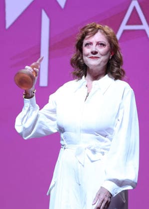 Susan Sarandon receives a Deauville Icon Award on stage during the 52nd Deauville American Film Festival on September 10, 2026. Denis Guignebourg, Bestimage. Susan Sarandon attends the Deauville Icon Award Ceremony at the 52nd Deauville American Film Festival on September 10, 2026, in Deauville, France. Deauville, France  Copyright: xDenisxGuignebourgx xBestimagexDenisxGuignebourgx xBestimagex