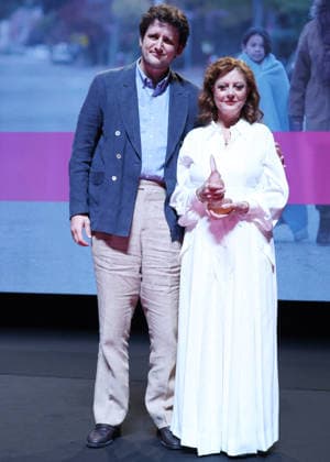 Susan Sarandon receives a Deauville Icon Award with Zach Woods on stage during the 52nd Deauville American Film Festival on September 10, 2026. Denis Guignebourg, Bestimage. Susan Sarandon attends the Deauville Icon Award Ceremony at the 52nd Deauville American Film Festival on September 10, 2026, in Deauville, France. Deauville, France  Copyright: xDenisxGuignebourgx xBestimagexDenisxGuignebourgx xBestimagex