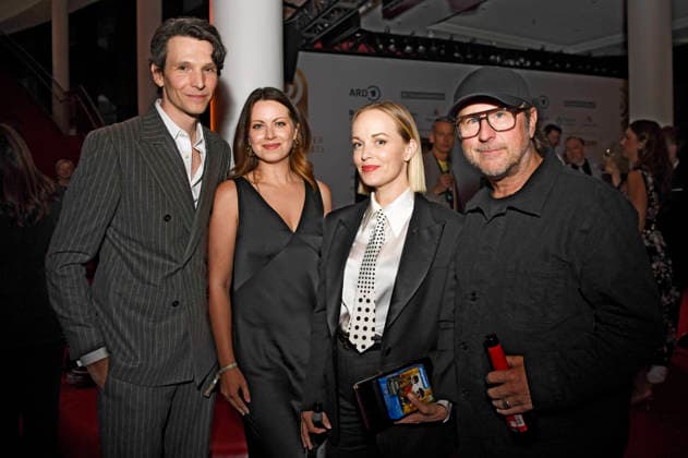 Sabin Tambrea, Alice Dwyer, Friederike Kempter und Bjarne Mädel bei der Verleihung des 17. Deutschen Radiopreises 2026 im Stage Theater an der Elbe. Hamburg, 10.09.2026