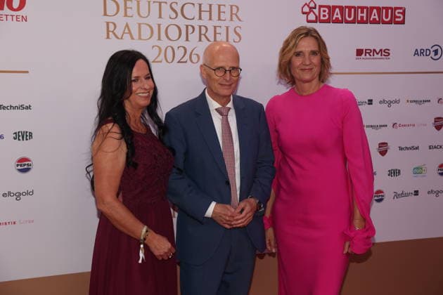 Grit Leithäuser, Peter Tschentscher und Ilka Steinhausen bei der Verleihung des 17. Deutschen Radiopreises 2026 im Stage Theater an der Elbe. Hamburg, 10.09.2026 Copyright: xAgenturxMatthiasxWehnertx xM.xGränzdörferx
