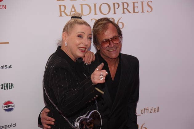 Sabrina Winter alias Stereoblond und Steve Norman von Spandau Ballet bei der Verleihung des 17. Deutschen Radiopreises 2026 im Stage Theater an der Elbe. Hamburg, 10.09.2026 Copyright: xAgenturxMatthiasxWehnertx xM.xGränzdörferx