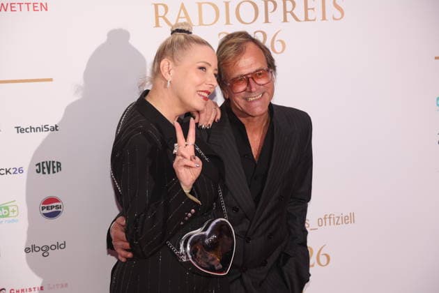 Sabrina Winter alias Stereoblond und Steve Norman von Spandau Ballet bei der Verleihung des 17. Deutschen Radiopreises 2026 im Stage Theater an der Elbe. Hamburg, 10.09.2026 Copyright: xAgenturxMatthiasxWehnertx xM.xGränzdörferx