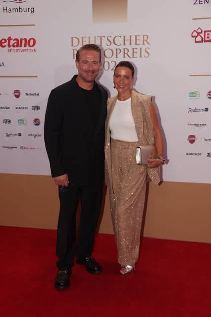 Sasha mit Ehefrau Julia Röntgen bei der Verleihung des 17. Deutschen Radiopreises 2026 im Stage Theater an der Elbe. Hamburg, 10.09.2026 Copyright: xAgenturxMatthiasxWehnertx xM.xGränzdörferx