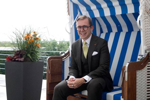09.09.2026, Philipp Amthor, CDU, Politiker, Portraet im Bundeskanzleramt in Berlin, Staatsminister für Bund-Länder-Beziehungen, in einem Strandkorb aus Mecklenburg-Vorpommern auf dem Balkon seines Büro, Berlin Deutschland, Germany