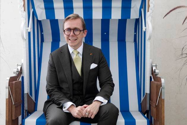 09.09.2026, Philipp Amthor, CDU, Politiker, Portraet im Bundeskanzleramt in Berlin, Staatsminister für Bund-Länder-Beziehungen, in einem Strandkorb aus Mecklenburg-Vorpommern auf dem Balkon seines Büro, Berlin Deutschland, Germany