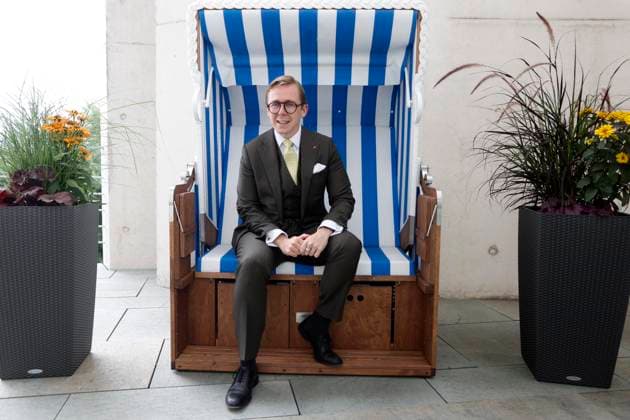 09.09.2026, Philipp Amthor, CDU, Politiker, Portraet im Bundeskanzleramt in Berlin, Staatsminister für Bund-Länder-Beziehungen, in einem Strandkorb aus Mecklenburg-Vorpommern auf dem Balkon seines Büro, Berlin Deutschland, Germany