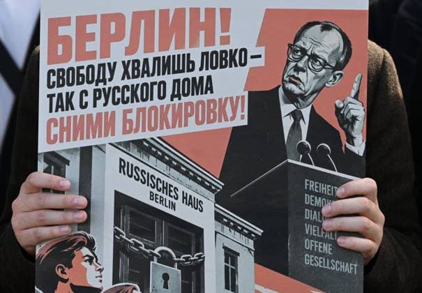 Russia Germany Relations 9240794 11.09.2026 A participant holds a poster during the protest against the closure of the Russian House in Berlin, outside the German Embassy in Moscow, Russia. German Foreign Minister Johann Wadephul said Germany would close the Russian Consulate General in Bonn from September 18, while the intergovernmental agreement governing the activities of the Russian House in Berlin would also be terminated. Last week, Germany blamed Russia for an attempted drone attack at Leipzig Halle Airport on August 4, when an explosives-laden drone was found near a Ukrainian plane. Mikhail Voskresenskiy Sputnik Moscow Russia  Copyright: xMikhailxVoskresenskiyx