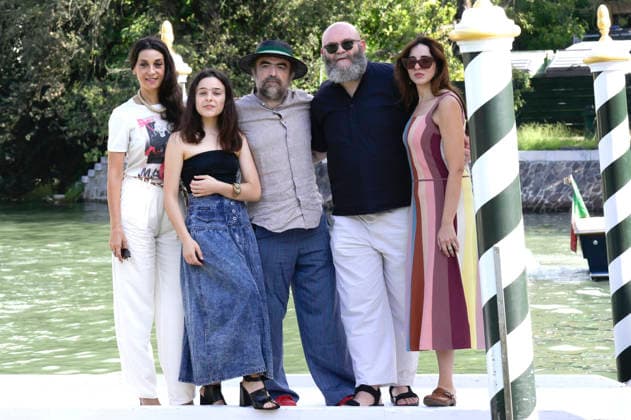 Donatella Finocchiaro, Sara Ciocca, Berardo Carboni, Darko Peric und Roberta Palumbo bei der Ankunft vom Cast des Kinofilms Greta e le favole vere Greta and the True Fairy Tales am Pier des Hotels Excelsior auf der Biennale di Venezia 2026 83. Internationale Filmfestspiele von Venedig. Venedig, 11.09.2026