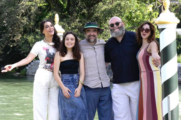 Donatella Finocchiaro, Sara Ciocca, Berardo Carboni, Darko Peric und Roberta Palumbo bei der Ankunft vom Cast des Kinofilms Greta e le favole vere Greta and the True Fairy Tales am Pier des Hotels Excelsior auf der Biennale di Venezia 2026 83. Internationale Filmfestspiele von Venedig. Venedig, 11.09.2026