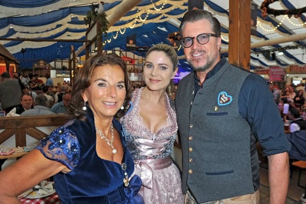 REALITY-WIESN auf dem Frankfurter-Oktoberfest. Claudia Obert , Yvonne Woelke und Frank Kuhlmann anläßlich der REALITY-WIESN auf dem Frankfurter-Oktoberfest am 10.09.2026 im Deutsche Bank Park, Frankfurt Main. 20260910MWI116595