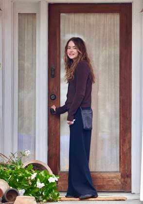 Emma Stone is seen on the set of The Catch Emma Stone is seen on the set of The Catch . 11 Sep 2026 Pictured: Emma Stone is seen on the set of The Catch .  Copyright: xThexMegaxAgencyxSteveSands NewYorkNewswire MEGAx