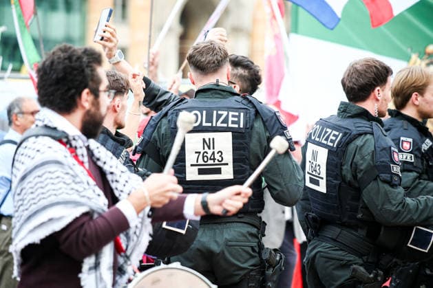 Hannover, Deutschland, Europa. Teilnehmer einer pro-palästinensischen Demonstration versammeln sich am 11. September 2026 am Hauptbahnhof Hannover. Zu sehen sind Demonstranten mit palästinensischen Flaggen, Plakaten und Transparenten während der öffentlichen Kundgebung. Copyright: xAymanxAlahmedx