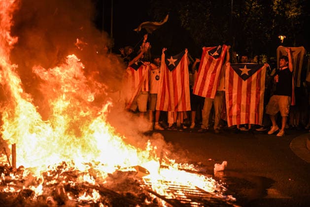 Demonstration by the CUP and pro-independence left-wing groups for Diada 2026. Several people set trash containers on fire following the demonstration for Catalonia Day on September 11, 2026, in Barcelona, Catalonia Spain The march was organized by the CUP and pro-independence left-wing groups to commemorate the fall of Barcelona to Bourbon troops in 1714 SEPTEMBER 11, 2026 DIADA CUP CATALONIA LEFT-WING ESTELADAS INDEPENDENCEISM INDEPENDENCE ARC DE TRIOMPH TRASH CONTAINERS BURNING OF TRASH CONTAINERS Barcelona Catalonia Barcelona Catalonia Spain  Copyright: xAlbertoxParedesx 7766716
