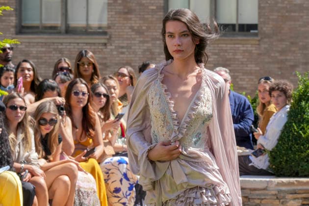 A model walks the runway showcasing pieces from the Spanish brand Custo Barcelona s Spring Summer 2027 collection at New York Fashion Week in New York, USA 11 September 2026. The Spanish brand Custo Barcelona presented Unexpected , its Spring Summer 2027 collection, which seeks to combat routine in the way people dress. Custo Barcelona presents a collection in New York to combat fashion monotony !ACHTUNG: NUR REDAKTIONELLE NUTZUNG!  Copyright: xAngelxColmenaresx AME6652 20260911-55021375605_1