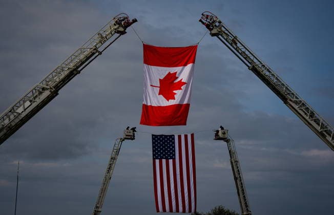 News Bilder des Tages #2 September 11, 2026, Surrey, Bc, CANADA: A Canadian flag flies between ladders on fire trucks as firefighters secure a U.S. flag in the same fashion before the Northwest 9 11 Memorial ceremony at the Peach Arch monument on the Canada-U.S. border between Surrey, B.C., and Blaine, Wash., in Surrey, B.C., on Friday, Sept. 11, 2026. Surrey CANADA - ZUMAc35_ 20260911_zaf_c35_128 Copyright: xDarrylxDyckx