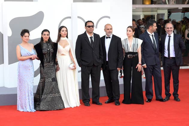 Forouzan Jamshidnejad, Sadaf Asgari, Nasrin Yari, Ali Asgari, Missagh Zareh, Elaheh Farazmand, Milad Khosravi und Afshin Salamian bei der Premiere des Kinofilms Kami nour A Bit of Light auf der Biennale di Venezia 2023 83. Internationale Filmfestspiele von Venedig im Palazzo del Cinema. Venedig, 11.09.2026