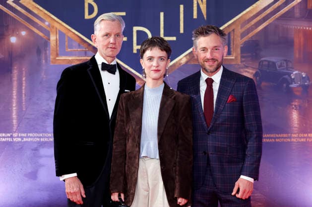 Entertainment Bilder des Tages #2 Sänger Max Raabe, Schauspielerin Liv Lisa Fries und Schauspieler Volker Bruch bei der NRW-Premiere der 5. und finalen Staffel der TV-Serie Babylon Berlin im Open Air Kino im Rheinauhafen. Köln, 11.09.2026 NRW Deutschland Copyright: xChristophxHardtx