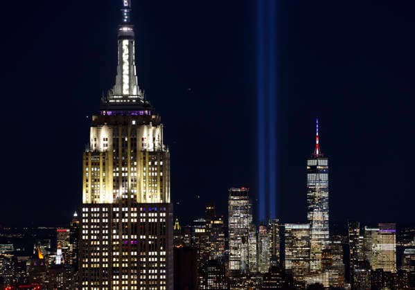 News Bilder des Tages #2 The Twin Towers Tribute In Light art installation is illuminated in Lower Manhattan behind One World Trade Center and the Empire State Building as viewed from The Top Of The Rock Observation Deck in Rockefeller Center on the 25th anniversary of the 9 11 terrorist attacks on the World Trade Center in New York City on Friday, September 11, 2026.  NYP202609112004 JOHNxANGELILLO