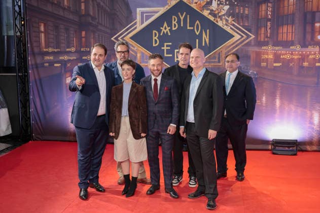 Nathanael Liminski, Achim von Borries, Liv Lisa Fries, Volker Bruch, Tom Tykwer, Oliver Hilmes und Walid Nakschbandi bei der Premiere der 5. und finalen Staffel der TV-Serie Babylon Berlin im Naturstrom Openair Kino. Köln, 11.09.2026