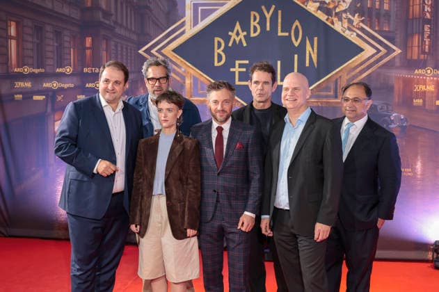 Nathanael Liminski, Achim von Borries, Liv Lisa Fries, Volker Bruch, Tom Tykwer, Oliver Hilmes und Walid Nakschbandi bei der Premiere der 5. und finalen Staffel der TV-Serie Babylon Berlin im Naturstrom Openair Kino. Köln, 11.09.2026