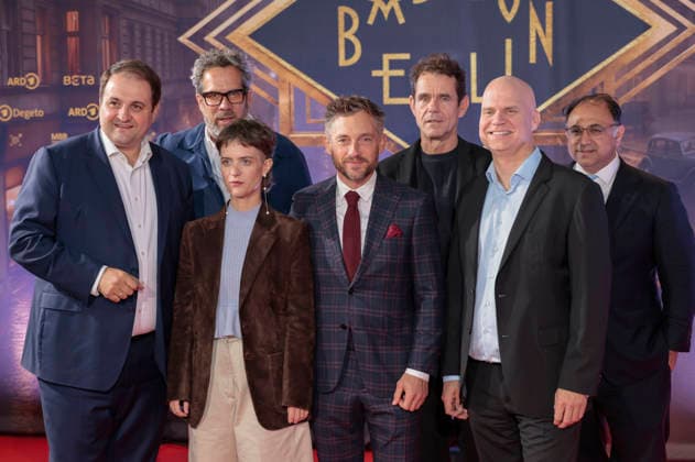 Nathanael Liminski, Achim von Borries, Liv Lisa Fries, Volker Bruch, Tom Tykwer, Oliver Hilmes und Walid Nakschbandi bei der Premiere der 5. und finalen Staffel der TV-Serie Babylon Berlin im Naturstrom Openair Kino. Köln, 11.09.2026