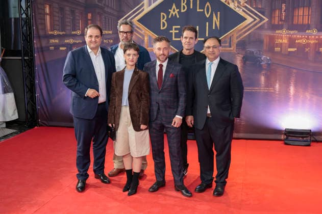 Nathanael Liminski, Achim von Borries, Liv Lisa Fries, Volker Bruch, Tom Tykwer und Walid Nakschbandi bei der Premiere der 5. und finalen Staffel der TV-Serie Babylon Berlin im Naturstrom Openair Kino. Köln, 11.09.2026