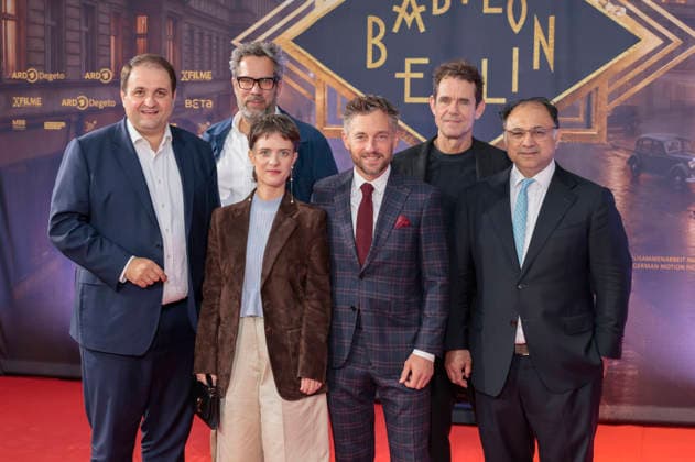 Nathanael Liminski, Achim von Borries, Liv Lisa Fries, Volker Bruch, Tom Tykwer und Walid Nakschbandi bei der Premiere der 5. und finalen Staffel der TV-Serie Babylon Berlin im Naturstrom Openair Kino. Köln, 11.09.2026
