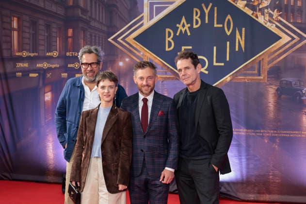 Achim von Borries, Liv Lisa Fries, Volker Bruch und Tom Tykwer bei der Premiere der 5. und finalen Staffel der TV-Serie Babylon Berlin im Naturstrom Openair Kino. Köln, 11.09.2026