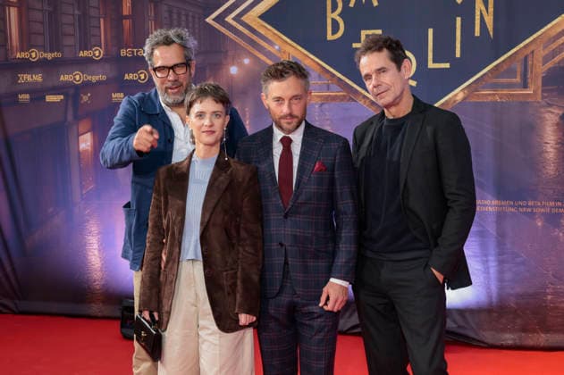 Achim von Borries, Liv Lisa Fries, Volker Bruch und Tom Tykwer bei der Premiere der 5. und finalen Staffel der TV-Serie Babylon Berlin im Naturstrom Openair Kino. Köln, 11.09.2026