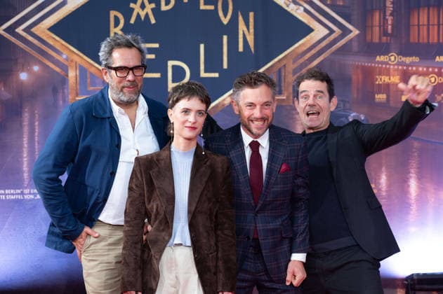 v.l. Achim von BORRIES, Regisseur, Liv Lisa FRIES, Schauspielerin, Volker BRUCH, Schauspieler, Tom TYKWER, Regisseur, Roter Teppich, Red Carpet Show, Ankunft, arrival, Premiere der finalen Staffel von Babylon Berlin am 11.09.2026 im Naturstrom Open Air -Kino im Rheinau-Hafen in Koeln,