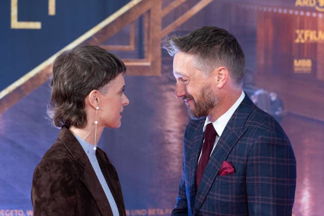 v.l. Liv Lisa FRIES, Schauspielerin, Volker BRUCH, Schauspieler, Roter Teppich, Red Carpet Show, Ankunft, arrival, Premiere der finalen Staffel von Babylon Berlin am 11.09.2026 im Naturstrom Open Air -Kino im Rheinau-Hafen in Koeln,