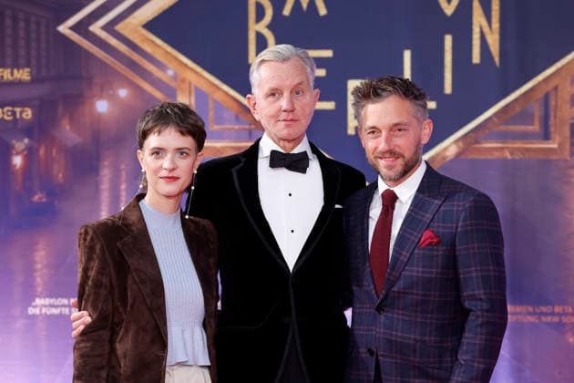 Schauspielerin Liv Lisa Fries, Sänger Max Raabe und Schauspieler Volker Bruch bei der NRW-Premiere der 5. und finalen Staffel der TV-Serie Babylon Berlin im Open Air Kino im Rheinauhafen. Köln, 11.09.2026 NRW Deutschland Copyright: xChristophxHardtx